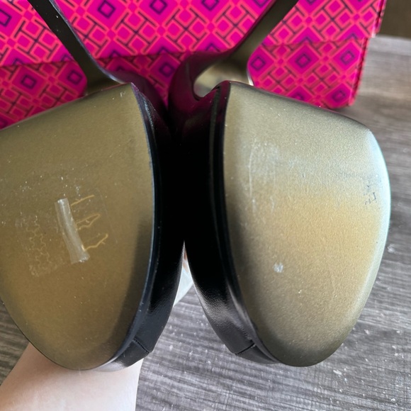 Yves Saint Laurent black leather heels in excellent conditions! Size 34.5/4.5 - Picture 10 of 10